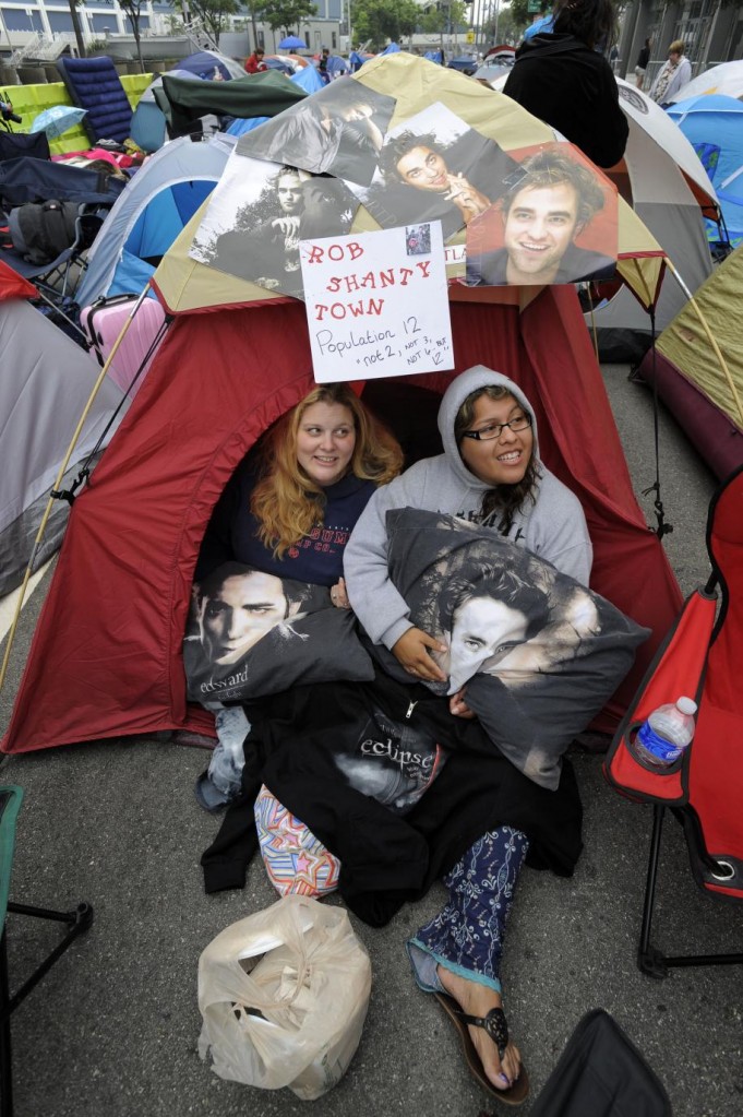 twilight saga movies, waiting in the rain to see bella and edward, barf. twilight saga movies, people waiting in rain to see it